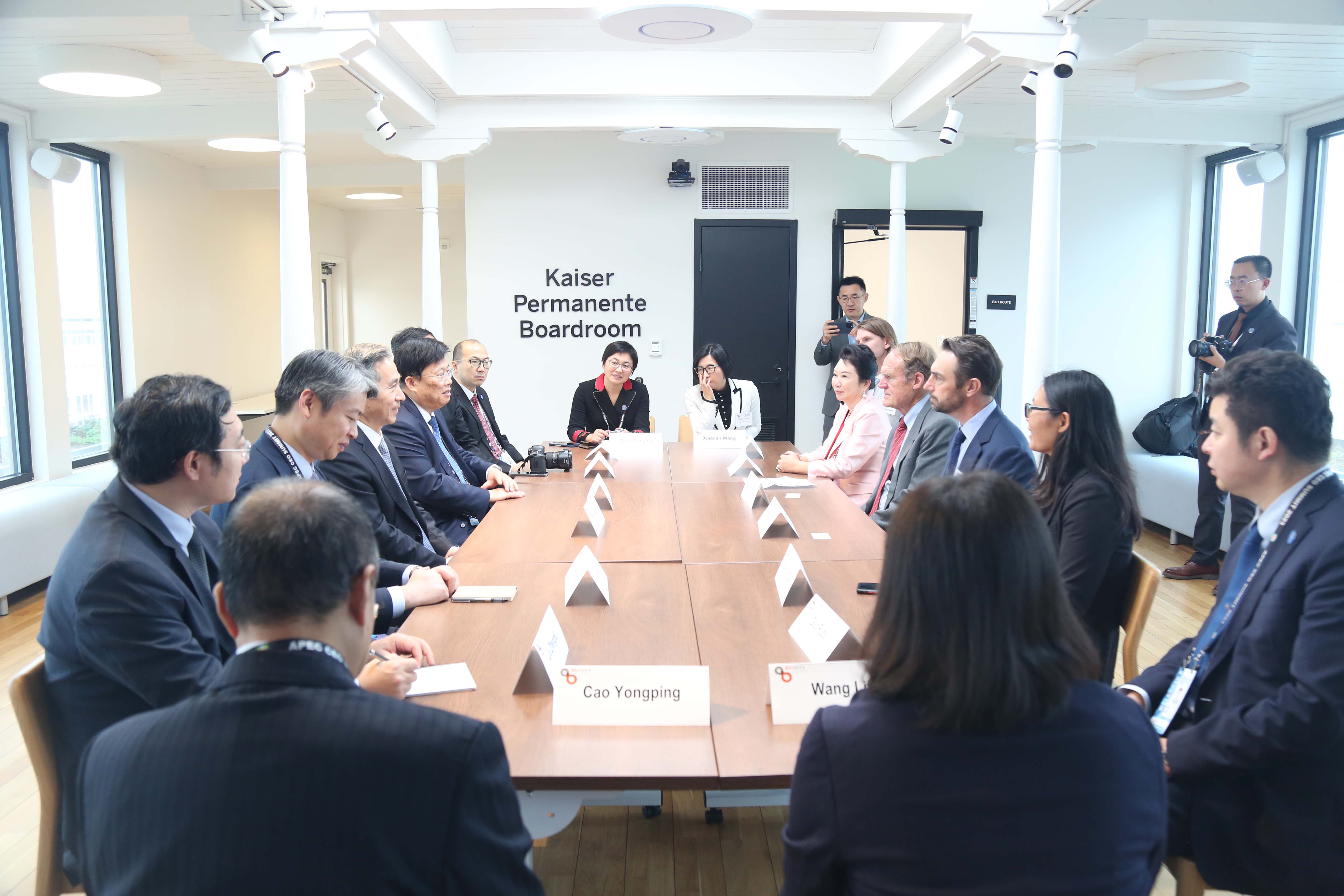 太阳集团tcy8722集团董事局李俐与中国贸促会会长任鸿斌交流